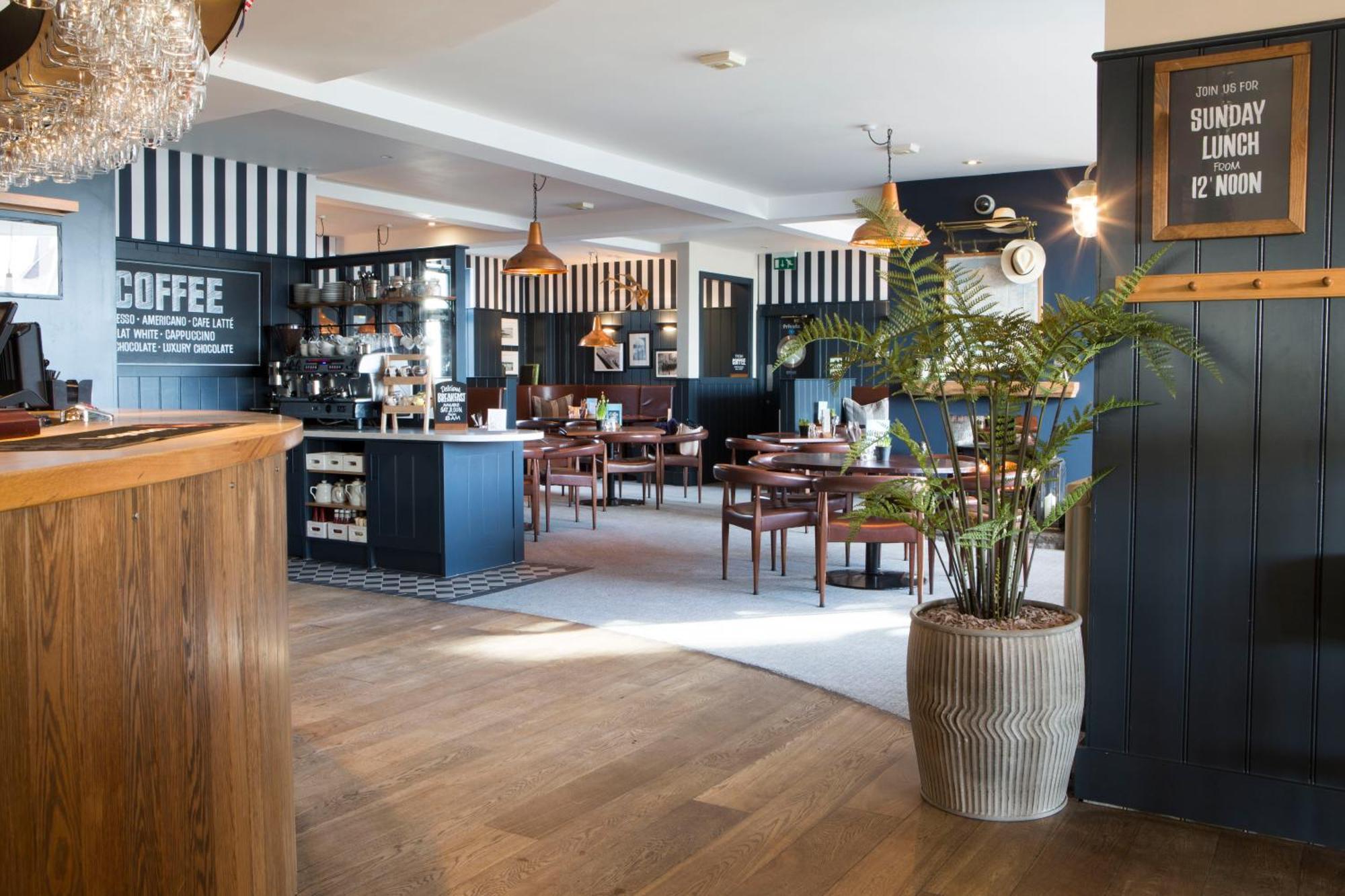 Seacroft Hotel Триадър Екстериор снимка